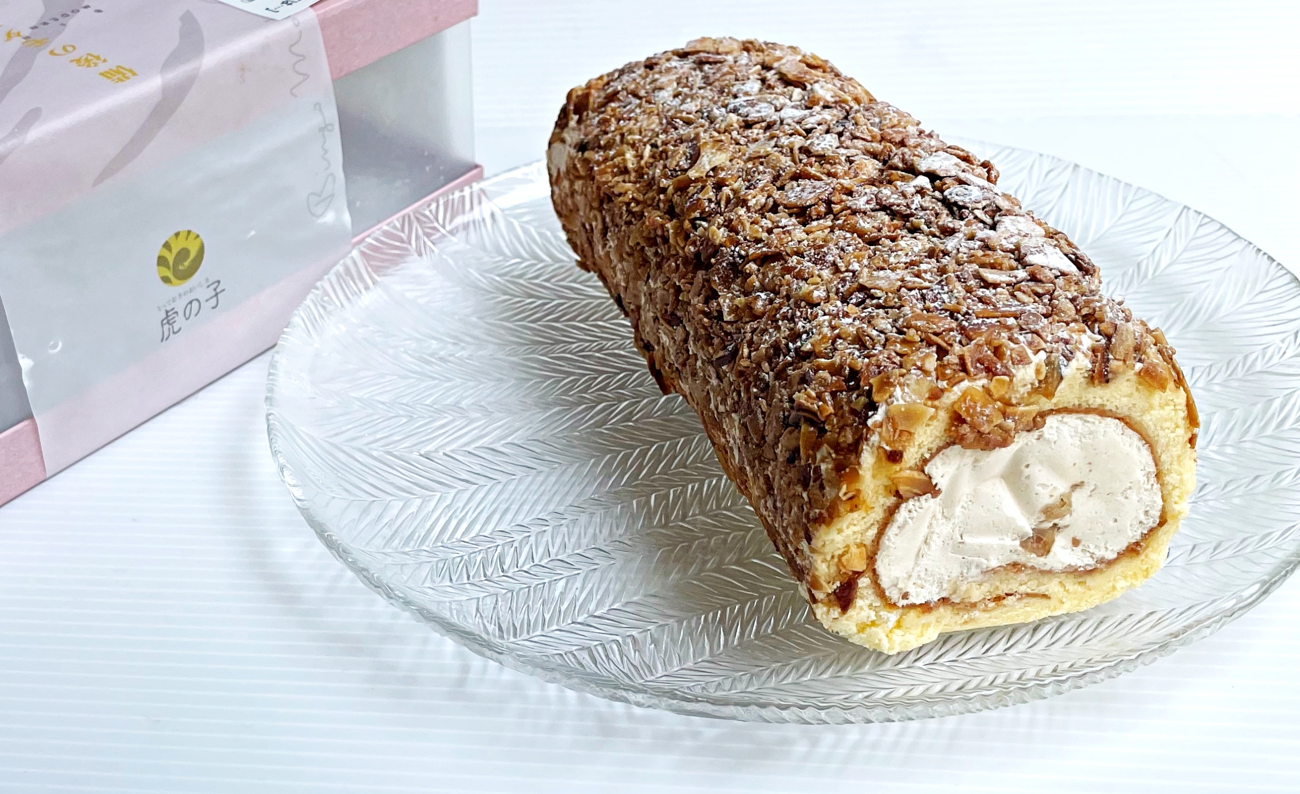 ナッツの香ばしさが後を引く！虎屋のロールケーキ【アーモンドクランチ